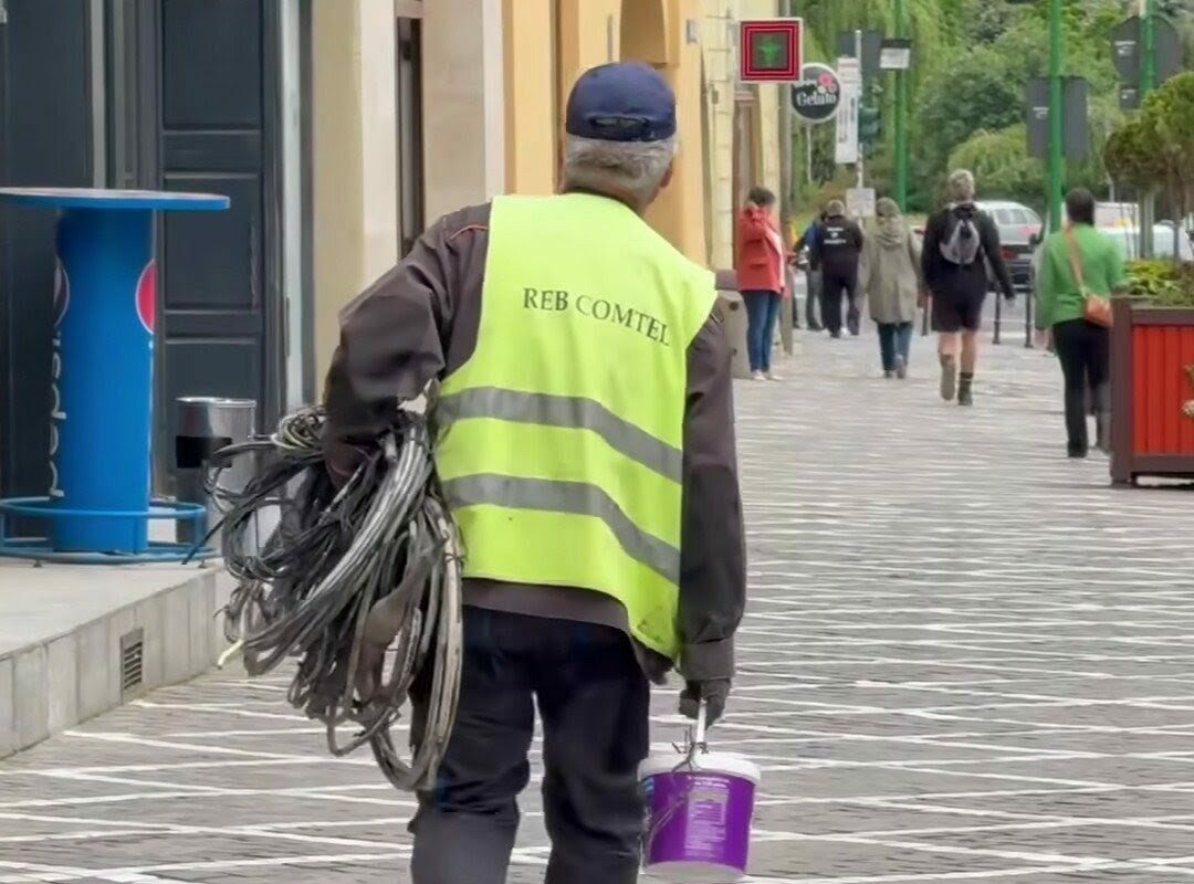 Cablurile dispar de pe zidurile cladirilor din Brasov