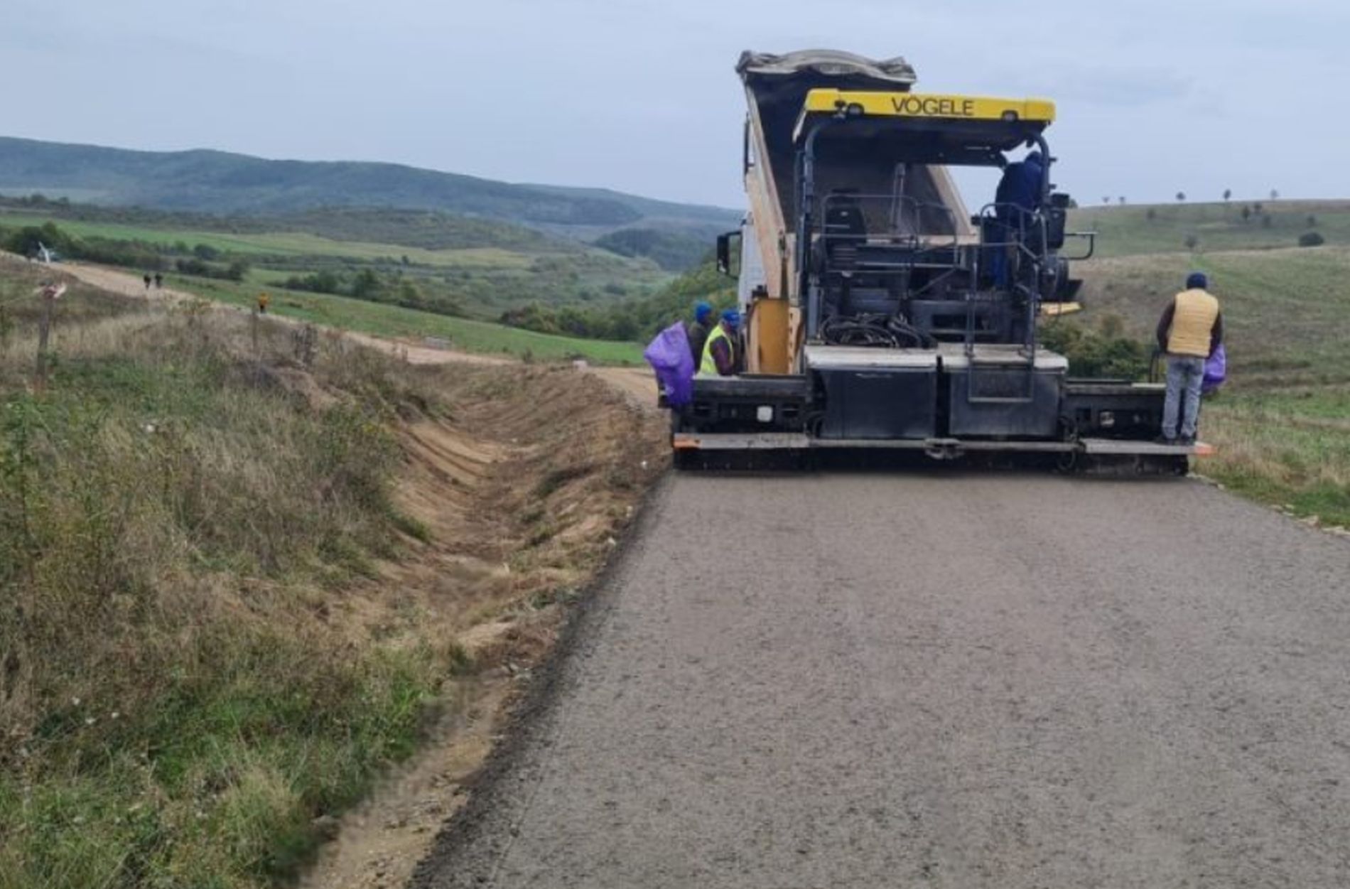 Consiliul Județean Cluj alocă 60 de milioane de lei pentru modernizarea drumurilor județene. Ce proiecte sunt planificate pentru cei 1.200 de kilometri administrați de CJ Cluj. 2 Consiliul Judetean Cluj aloca 60 de milioane de lei pentru modernizarea drumurilor judetene Ce proiecte sunt planificate pentru cei 1200 de kilometri administrati de CJ Cluj