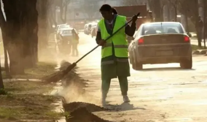 Copiii inhaleaza praf zilnic O nemulcimire pe o strada din Cluj Napoca Locuitorii cer asfaltare urgenta