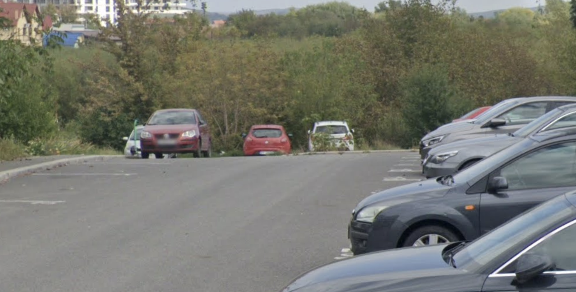 Cosmar in parcarea de pe o strada din Cluj Napoca Locatarii nu pot ajunge la locurile lor de parcare din cauza masinilor parcate ilegal