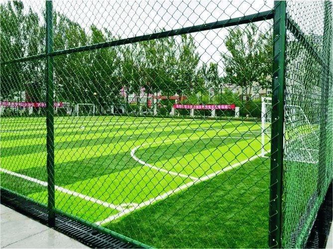 Cosmarul de luni seara pe o strada din Cluj O echipa de fotbal striga pe terenul sintetic pana tarziu iar vecinii sunt la capatul rabdarii