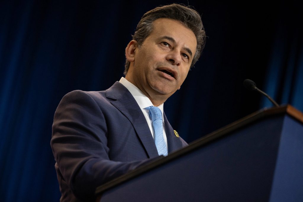 Directorul FDA isi da demisia dupa un an plin de scandaluri Apropiatul lui Trump prins intre Big Pharma antivaccinisti si lobby ul conservator