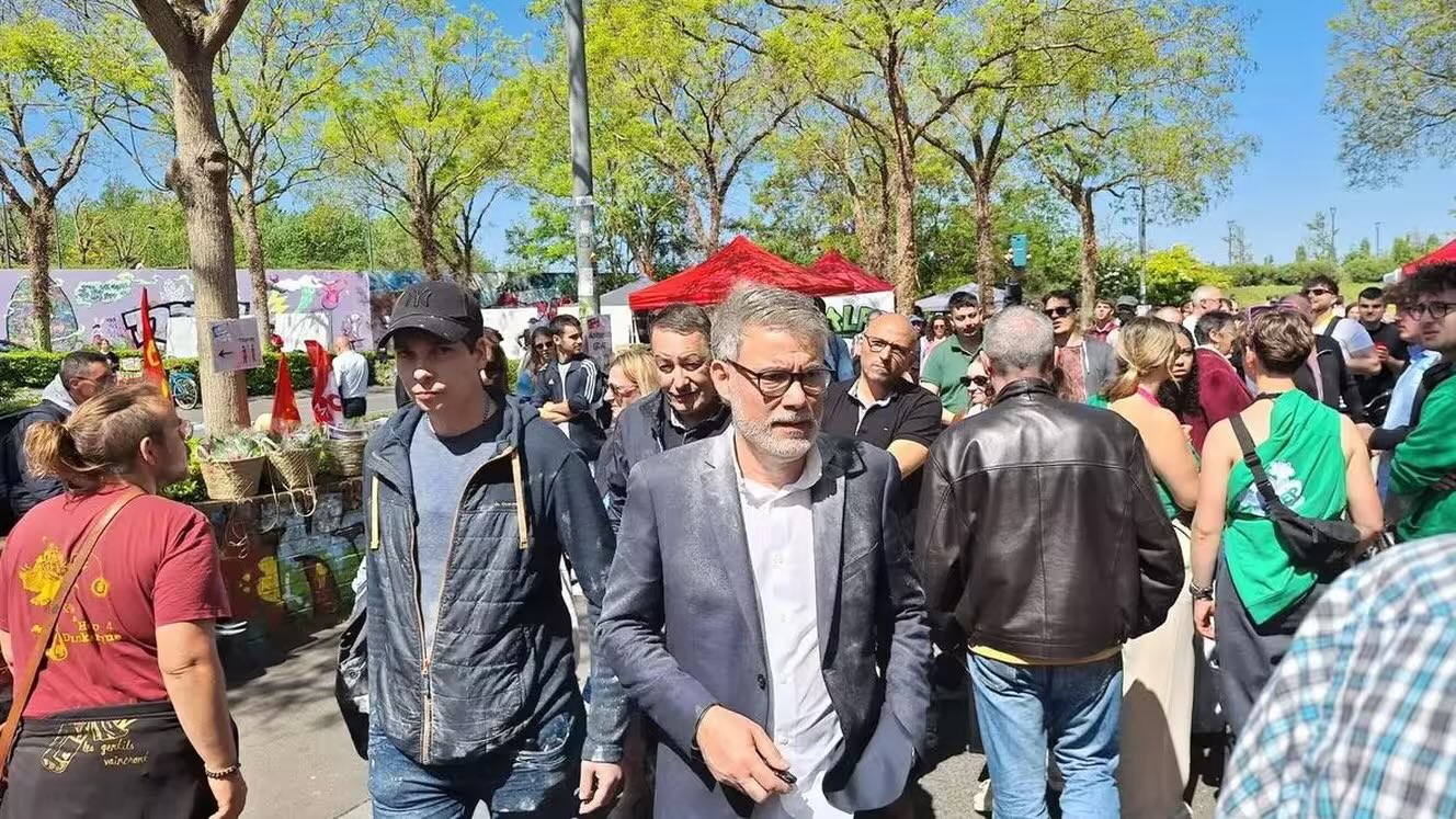 Dispari tradator murdar Prim secretarul Partidului Socialist din Franta atacat cu faina