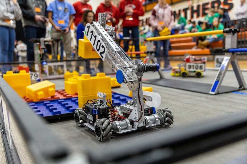 Elevii unui liceu din Cluj pleacă să cucerească Europa la robotică! CJ Cluj le oferă 113.000 de lei pentru competiția din Olanda. 2 Elevii unui liceu din Cluj pleaca sa cucereasca Europa la robotica CJ Cluj le ofera 113000 de lei pentru competitia din Olanda