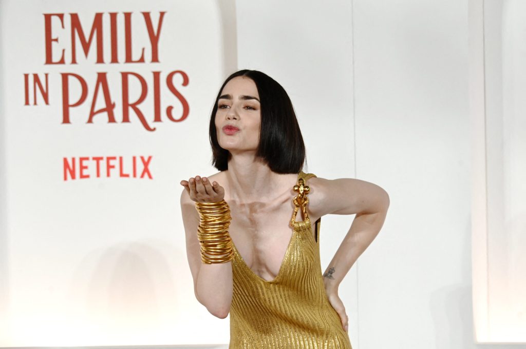 Emily in Paris ajunge in Grecia Premierul Mitsotakis asteapta cu interes noul sezon