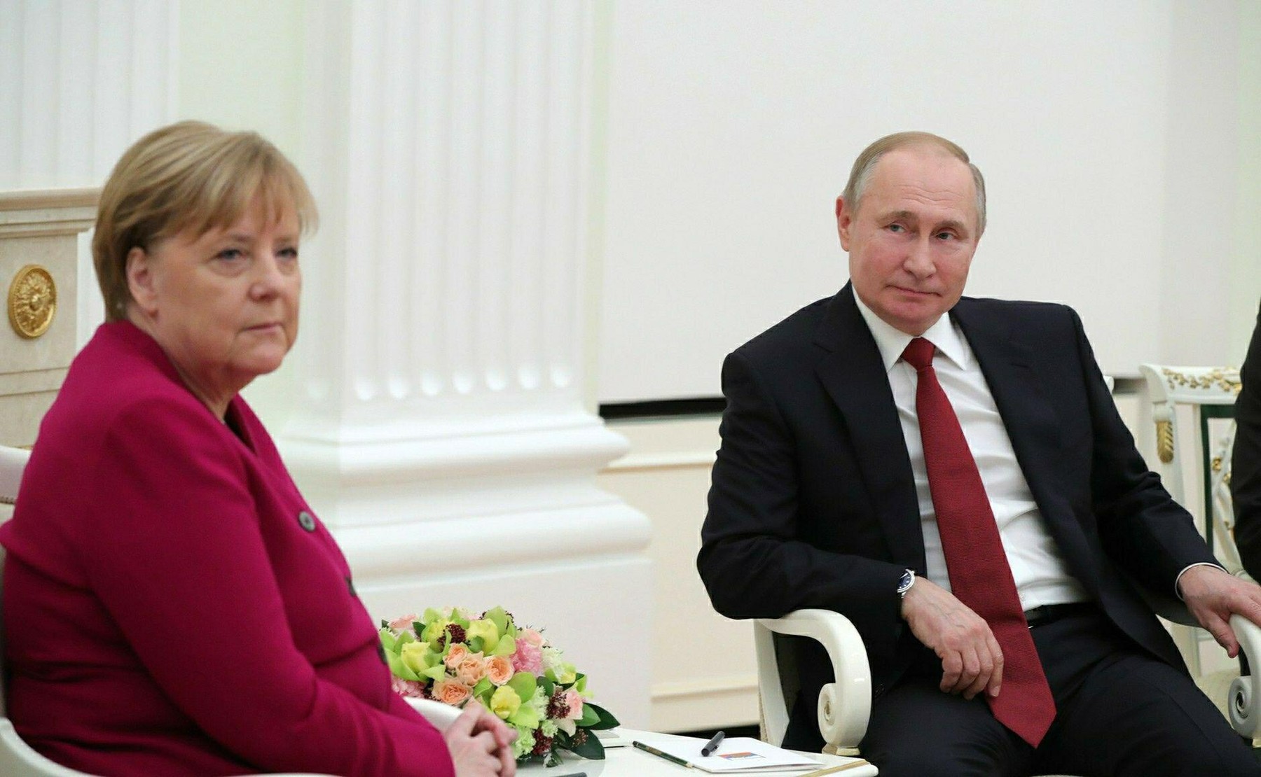 Europa caută persoana care să negocieze cu Putin: Angela Merkel și Mario Draghi, nume de referință în discuții. 2 Europa cauta persoana care sa negocieze cu Putin Angela Merkel si Mario Draghi nume de referinta in discutii