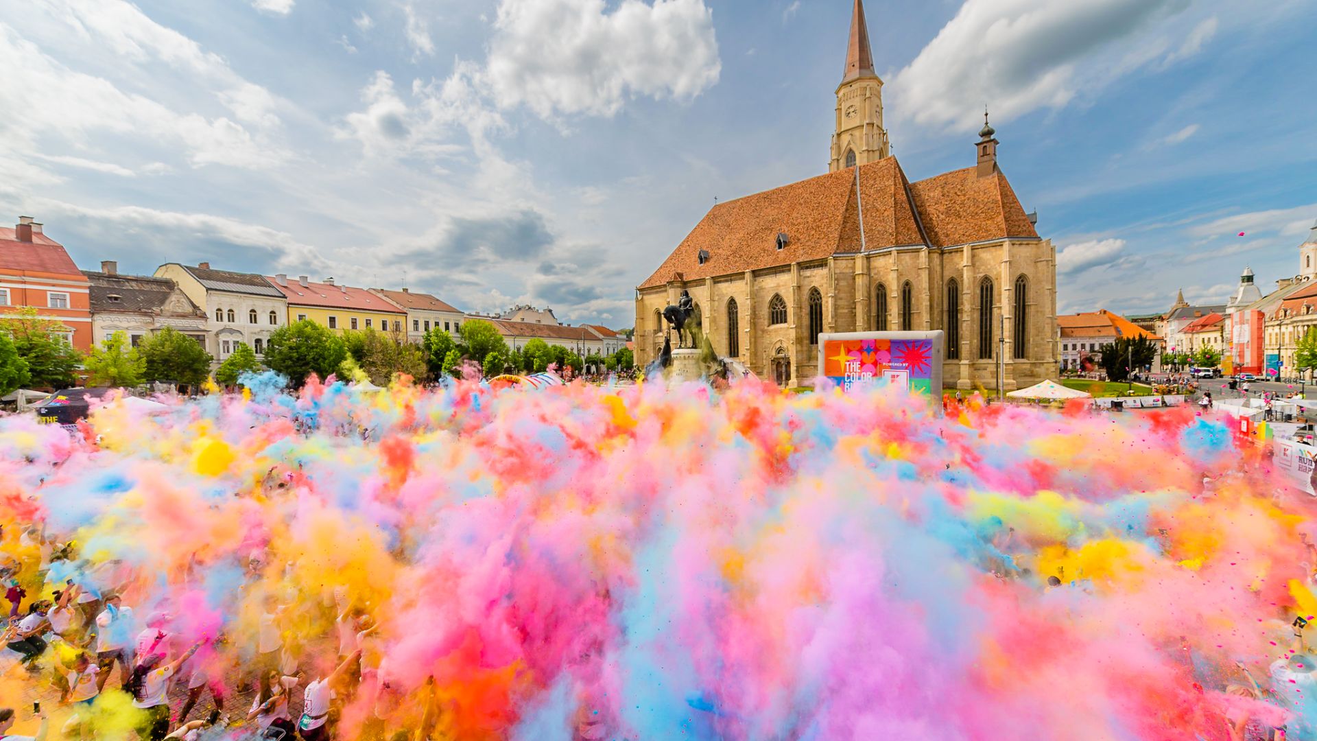 Evenimentul „colorat” din Cluj nu a fost pe placul tuturor: Un localnic susține că praful colorat afectează clădirile, iar muzica este insuportabilă. 2 Evenimentul colorat din Cluj nu a fost pe placul tuturor Un localnic sustine ca praful colorat afecteaza cladirile iar muzica este insuportabila