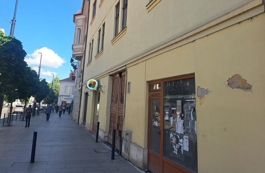 Familii din centrul Clujului relocate de urgena Apartamentul n care locuiesc prezint un pericol public din cauza mucegaiului infiltraiilor i riscului de prbuire