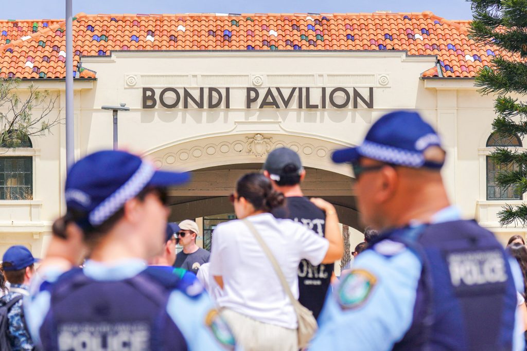 Fotograf acuzat ca a furat echipamentul unei victime in urma atentatului de pe plaja Bondi din Australia