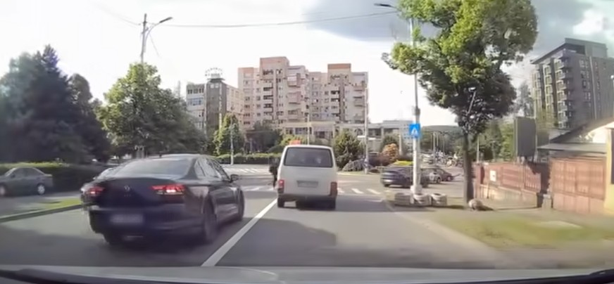 Imagini șocante în trafic la Cluj-Napoca! Un pieton a fost aproape să fie lovit pe trecerea de pietoni - VIDEO 2 Imagini socante in trafic la Cluj Napoca Un pieton a fost aproape sa fie lovit pe trecerea de pietoni VIDEO