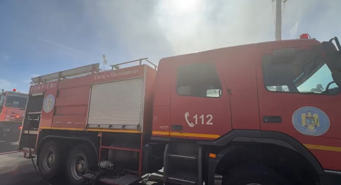 Incendiu intr un apartament din Campina O femeie a fost gasita inconstienta de pompieri si a fost transportata la spital