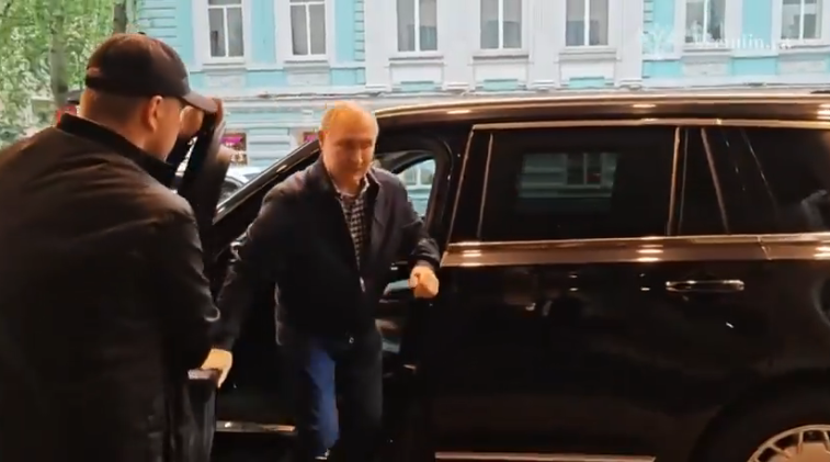 Kremlinul publică imagini cu Putin mergând pe străzile Moscovei, după speculațiile că s-ar ascunde în buncăre 2 Kremlinul publica imagini cu Putin mergand pe strazile Moscovei dupa speculatiile ca s ar ascunde in buncare