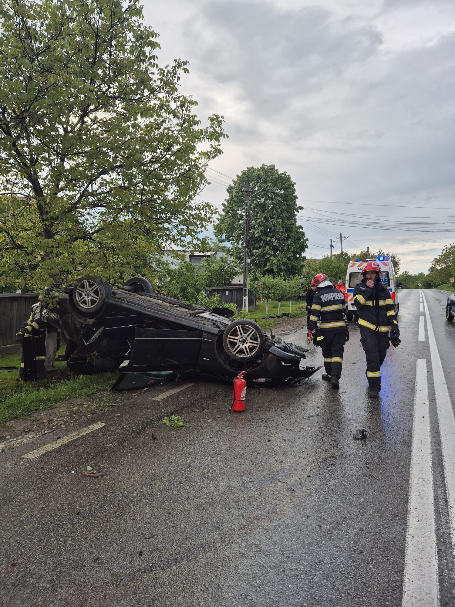 Masina rasturnata in Bacau cinci tineri au fost dusi la spital dupa un grav accident de circulatie