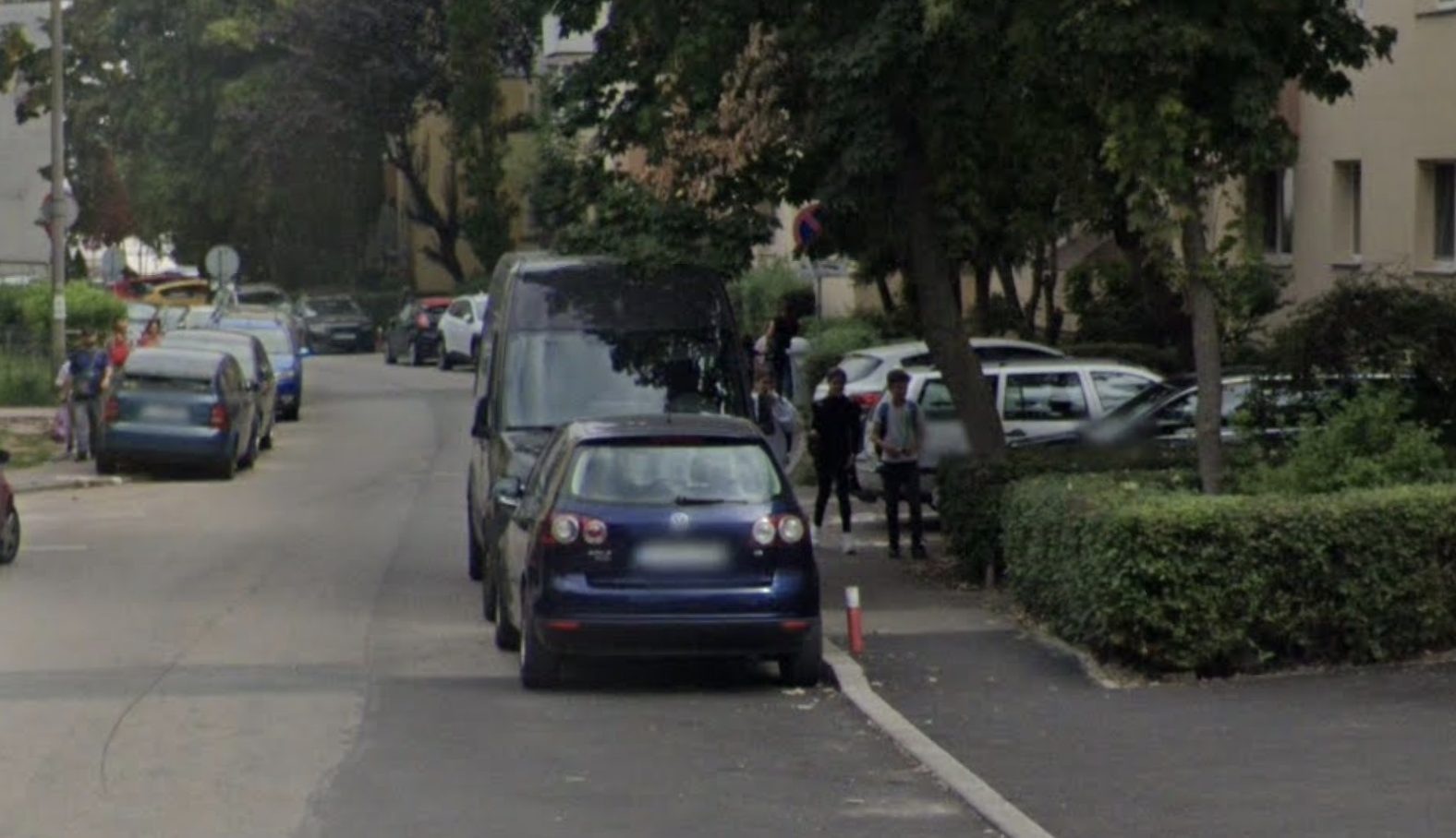 Masini parcate saptamani intregi pe o strada din Cluj in ciuda semnului care interzice stationarea Locuitorii exasperati Ne blocheaza accesul in scara blocului