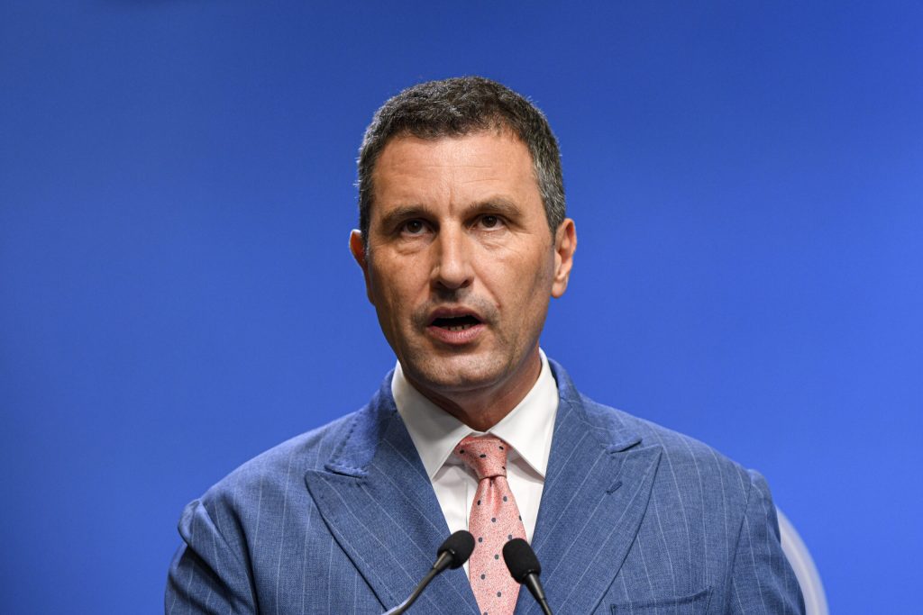 Ministrul interimar al agriculturii, Tánczos Barna: „Sectorul porcin și sectorul laptelui” se află într-o situație dificilă pe piață. 2 Ministrul interimar al agriculturii Tanczos Barna Sectorul porcin si sectorul laptelui se afla intr o situatie difiicila pe piata