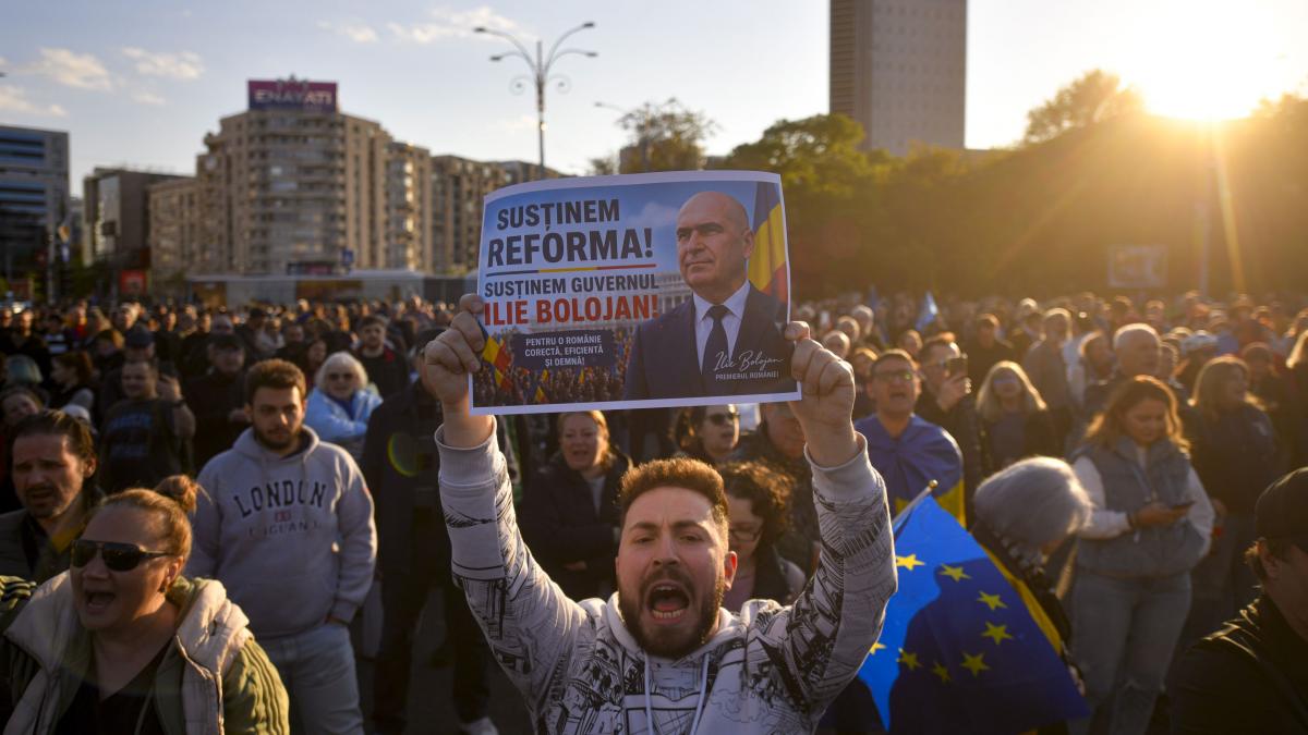 Miting pro Bolojan in Piata Victoriei cu doua zile inainte de votul motiunii de cenzura