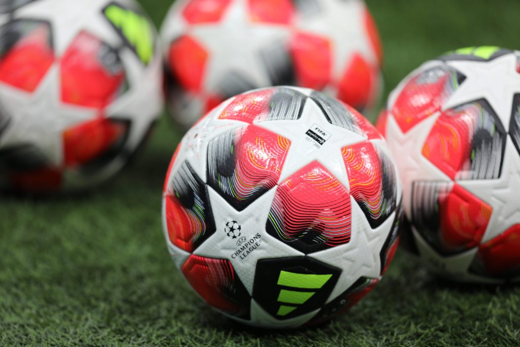 Noua cluburi din Superliga de fotbal si trei echipe feminine au primit licenta UEFA pentru sezonul 2026 2027