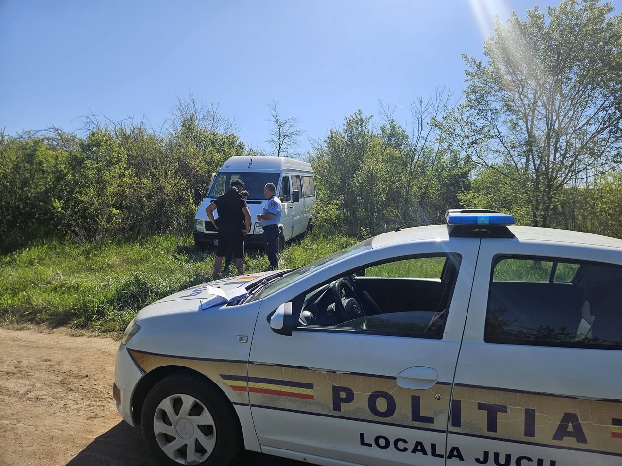 Parati cu sacii plini Doi barbati din judetul Cluj sanctionati cu cate 10000 de lei pentru aruncarea ilegala a deseurilor intr o comuna