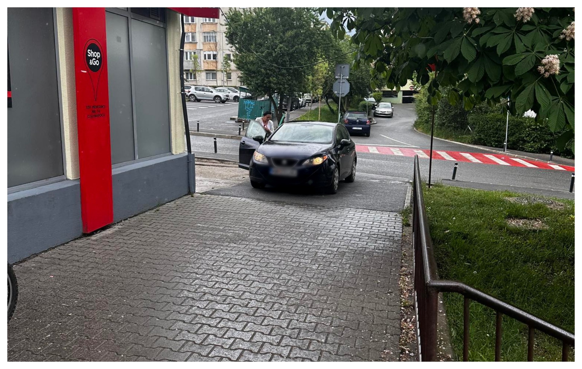 Parcare de exceptie in Cluj Napoca Un sofer si a lasat masina pe trotuar in ciuda faptului ca parcarea era libera