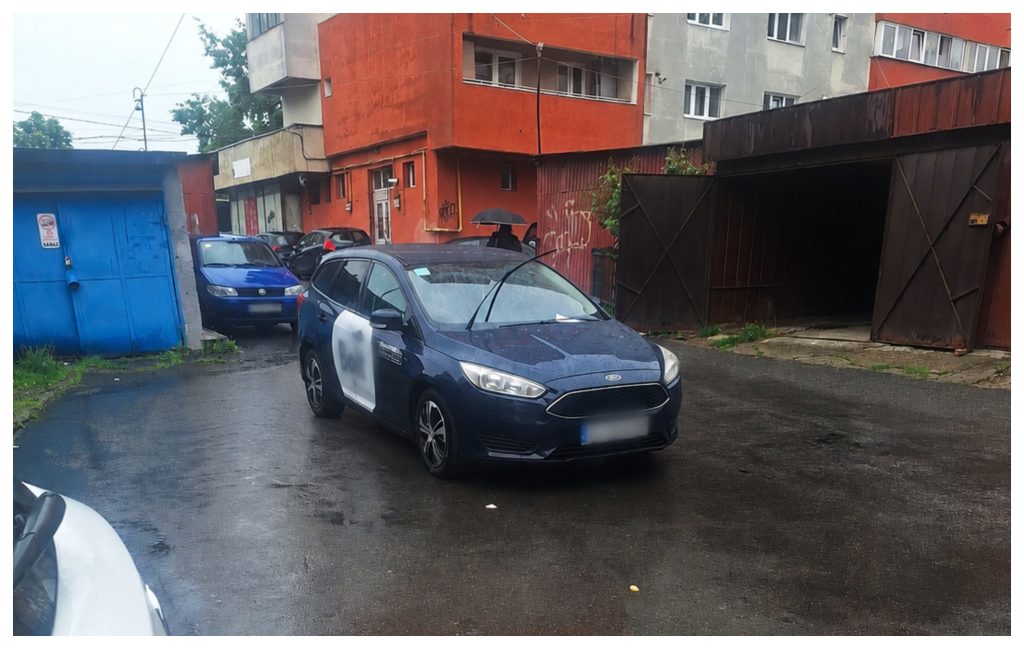 Parcare fara jena in Cluj Napoca Un sofer a blocat total intrarea intr o zona de garaje