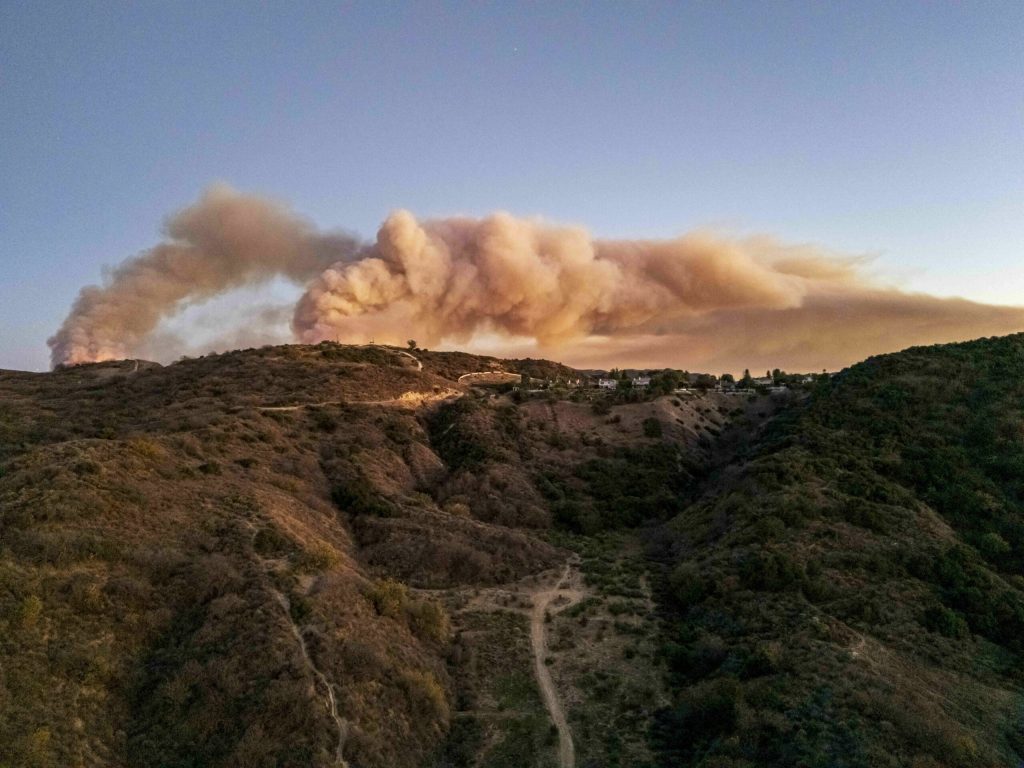 Peste 17.000 de persoane au fost evacuate din California din cauza focarelor de vegetație. 2 Peste 17000 de persoane au fost evacuate din California din cauza focarelor de vegetaie