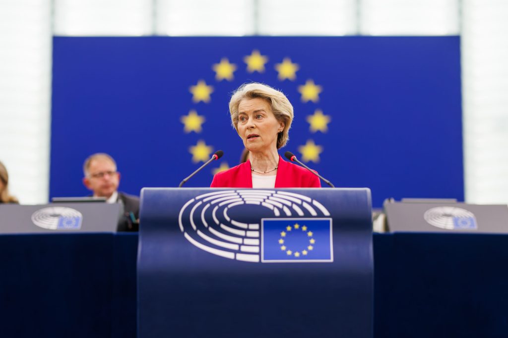 Politico Comisia Europena restructureaza complet departamentele responsabile pentru fondurile europene Cum vor fi alocati banii