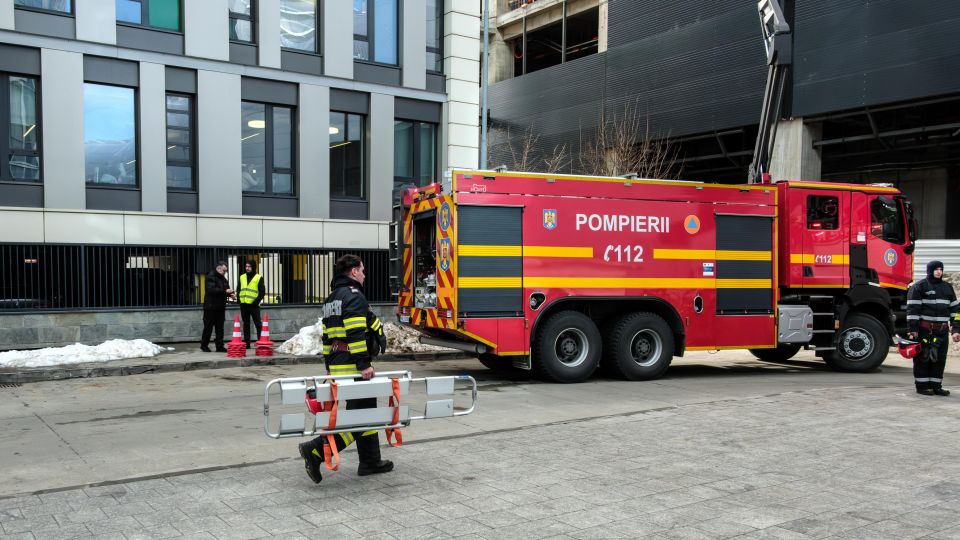 Pompierii au fost activi pe parcursul intregului weekend Au efectuat peste 4700 de misiuni si au salvat 32 de persoane din incendii si accidente rutiere