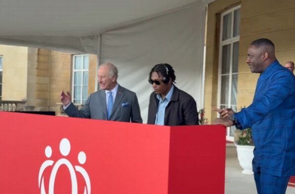 Regele Charles a urcat la pupitrul de DJ alături de Idris Elba la o petrecere regală deosebită. 2 Regele Charles a urcat la pupitrul de DJ alaturi de Idris Elba la o petrecere regala deosebita