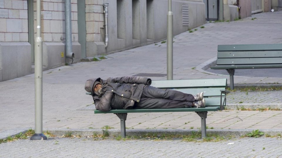 Scandal intr o parcare din Cluj Napoca Persoane fara adapost sau instalat pe o banca langa un magazin generand zgomot si mizerie zilnic