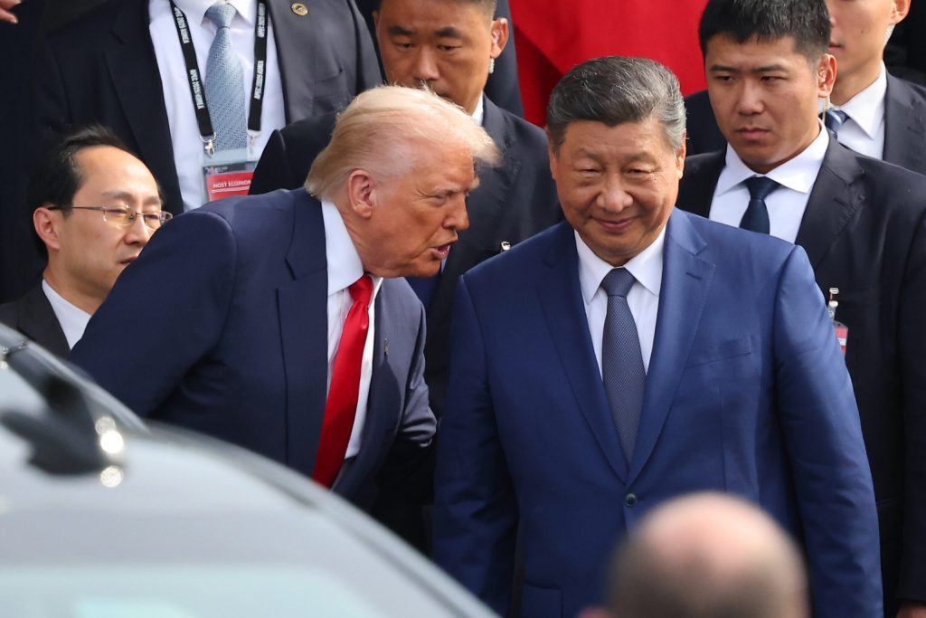 Senatorii americani il incurajeaza pe Trump sa adopte o atitudine ferma in negocierile cu Xi Jinping referitoare la construciile navale