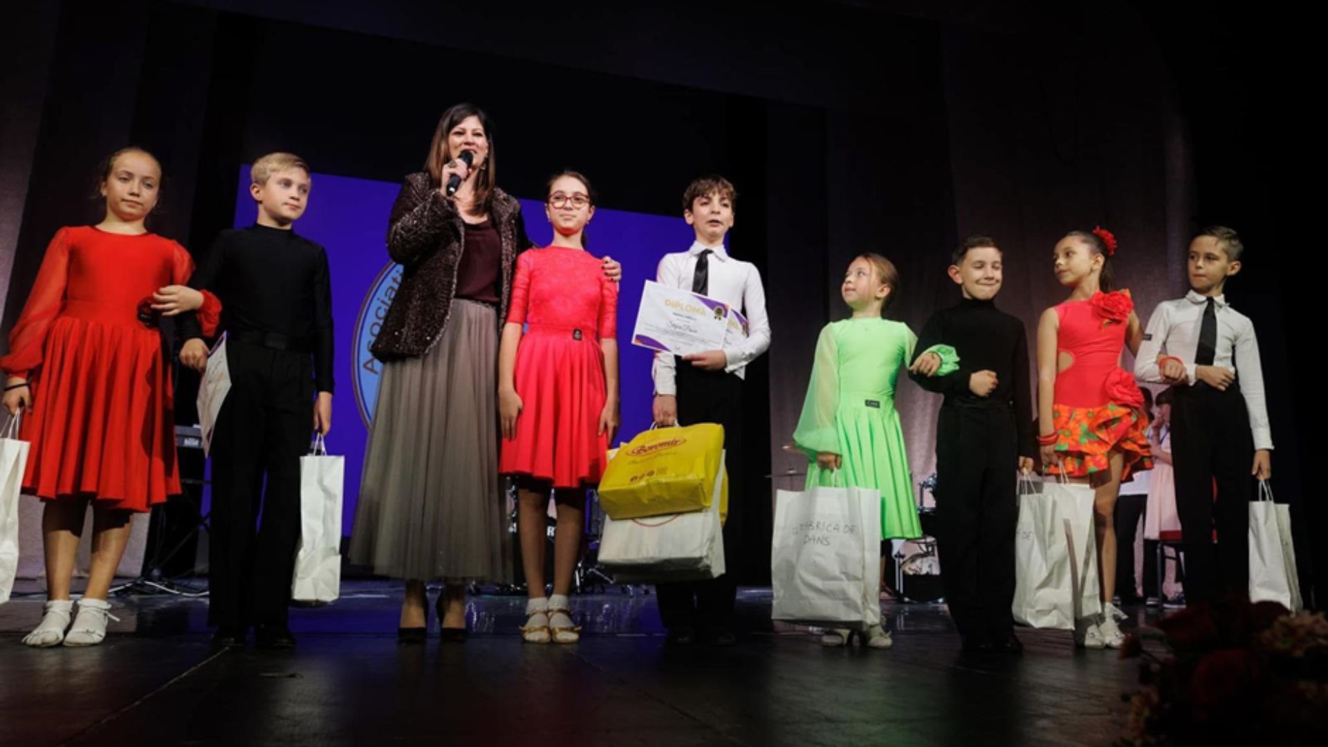 Show de talent si emotie la Cluj 146 de copii din familii numeroase vor urca pe scena pentru a si urma visurile