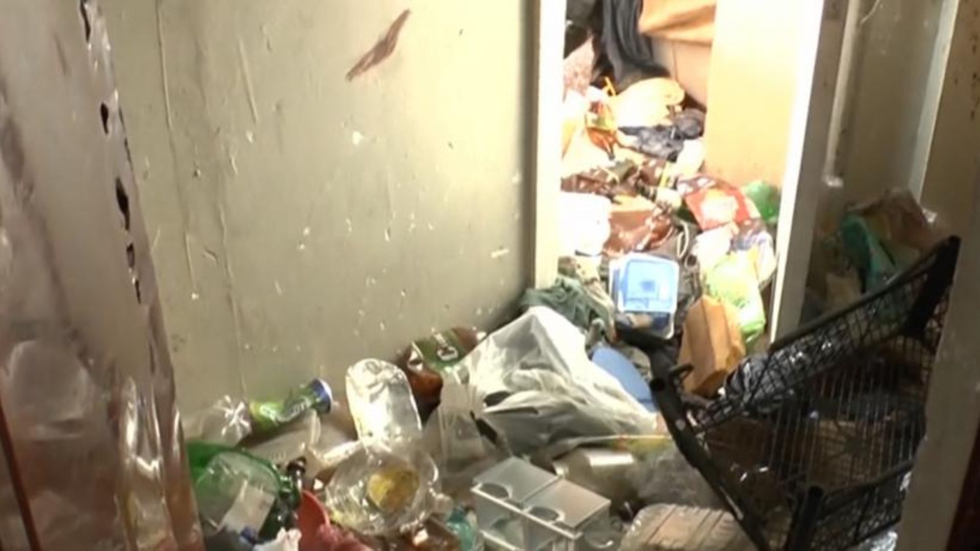 Situatie uluitoare intr un bloc din Cluj Locatarii cer ajutor de urgen dupa ce un apartament pare sa fi devenit un focar de infectie insuportabil