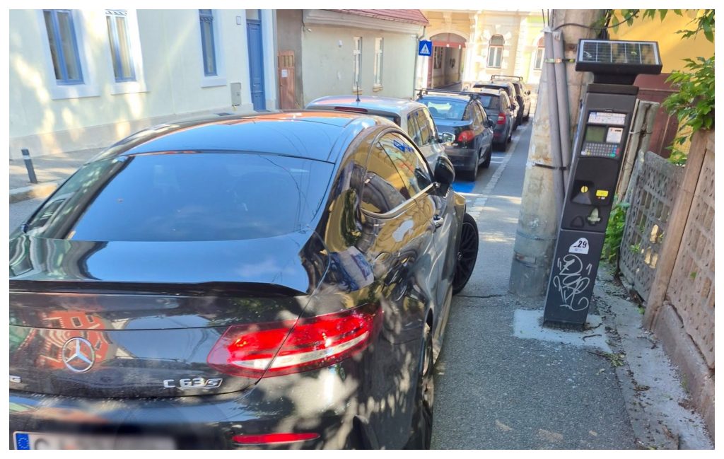 Sofer de Mercedes dominator pe o strada din Cluj Napoca A blocat aproape intreg trotuarul