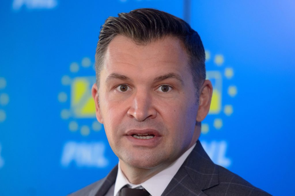 Stroe dupa ce CCR a respins legea privind utilizarea a 40 romani pe teren Populismul AUR a fost dezvaluit