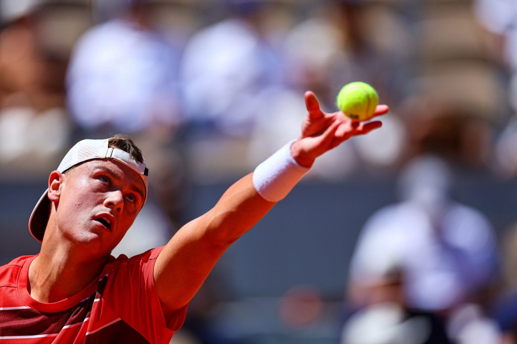 Tenismenul danez Holger Rune fost jucator in Top 4 mondial isi amana revenirea dupa accidentarea grava din 2025 si nu va lua parte la Roland Garros