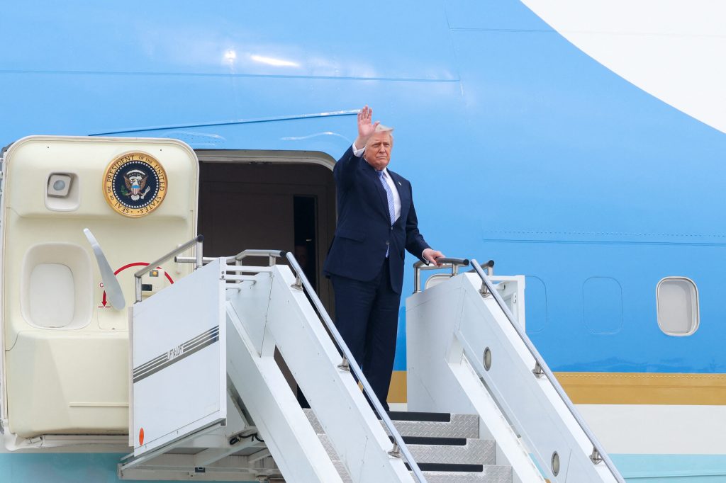 Trump acuzat ca a vandut actiuni la companii care aveau contracte cu administratia sa Eric Trump respinge acuzatiile Sunt false