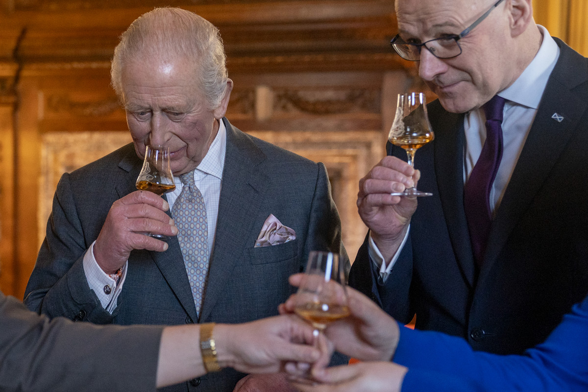 Trump renunta la tarifele pentru whisky ul scotian dupa vizita Regelui Charles