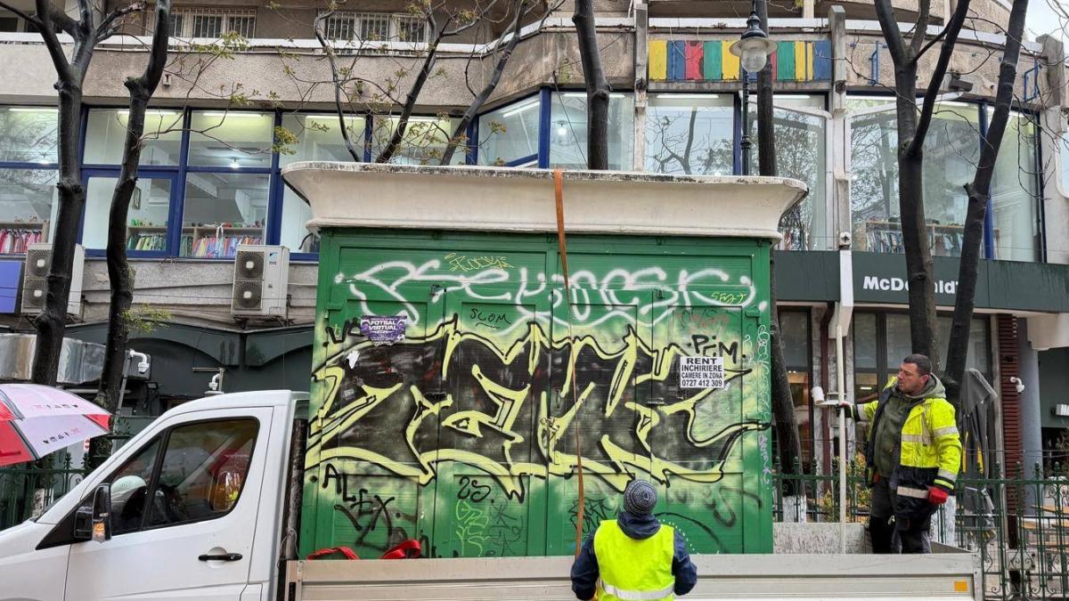 Un chioc uitat timp de 20 de ani in centrul Bucurestiului a fost demolat de autoritati Imagini cu ceea ce