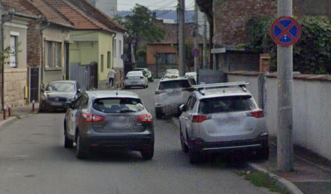 Un clujean dezamgit de haosul de pe o strad din Cluj Napoca circulatia pe doua sensuri este practic imposibila solution pe care o cere urgent
