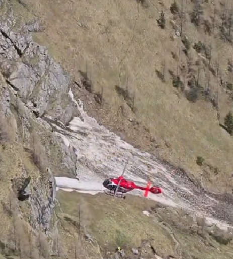 Un turist bulgar a căzut 40 de metri într-o prăpastie pe Valea Caraimanului, pe un traseu închis. 2 Un turist bulgar a cazut 40 de metri intr o prapastie pe Valea Caraimanului pe un traseu inchis