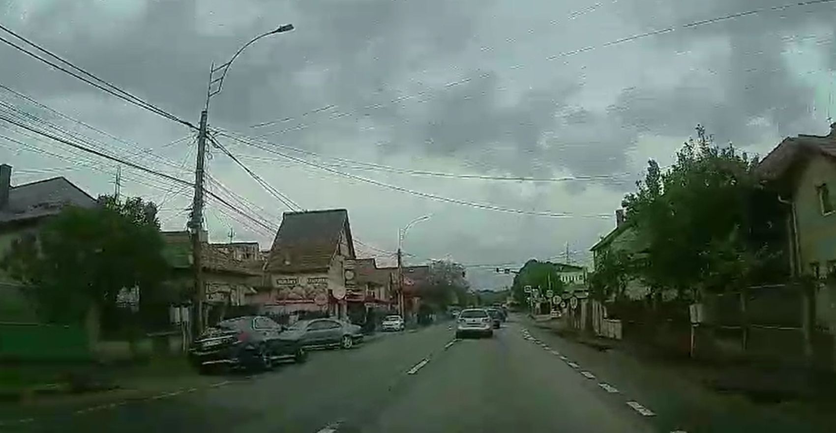 VIDEO O depasire tragica in trafic langa Cluj Napoca Un sofer a ignorat trecerea de pietoni si linia continua asemanatoare scenelor din Fast and Furious