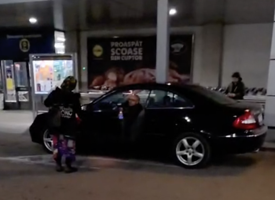 VIDEO Parcarea unui magazin din Cluj aglomerata de cersetori Oamenii se simt intimidati iar agentii de securitate nu intervin Am sunat la politie