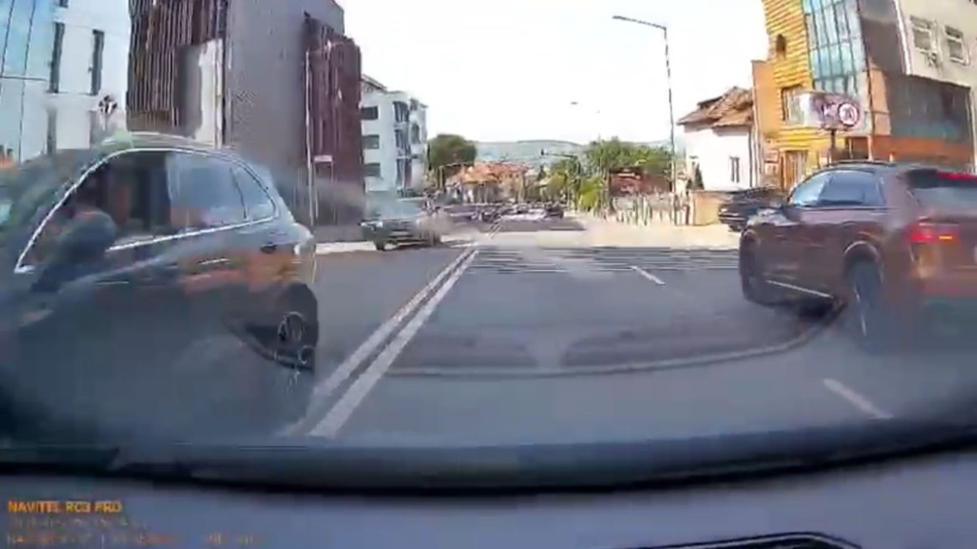 VIDEO. Șofer imprudent filmat în Cluj în timpul unei depășiri riscante! A fost la câțiva milimetri de un accident frontal cu o mașină care circula regulamentar. 2 VIDEO sofer imprudent filmat in Cluj in timpul unei depasiri riscante A fost la cativa milimetri de un accident frontal cu o masina care circula regulamentar
