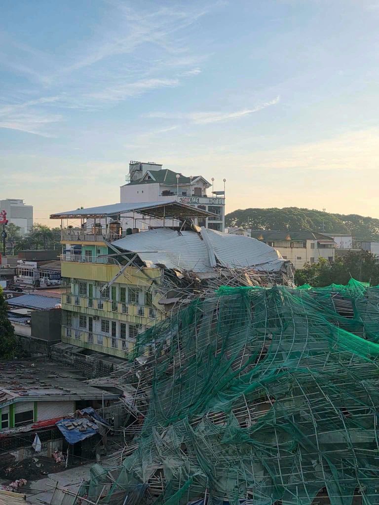 Zeci de oameni au disparut in urma prabusirii unei cladiri in Filipine