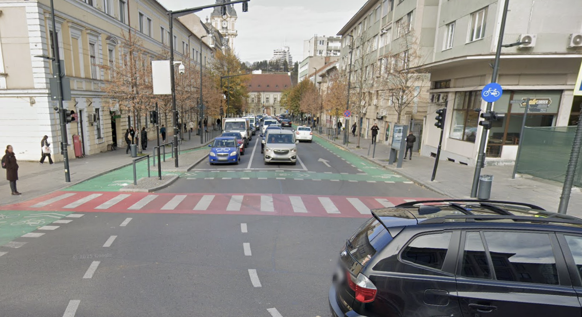 Zgomot deranjant pe o strada din Cluj Un capac de canal da intampinare fiecarei masini insa nimeni nu se grabeste sa rezolve problema