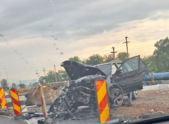 accident in dimineata acesta la vivo cluj un bmw a zburat intr un parapet de beton in zona santierului care complica circulatia cinci persoane au fost ranite