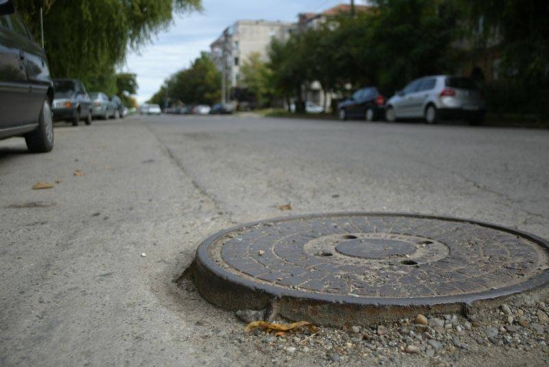 capcana oculta in asfalt pe o strada din cluj un capac de canal neliniear sperie in fiecare zi soferii la intersectia cu calea dorobantilor