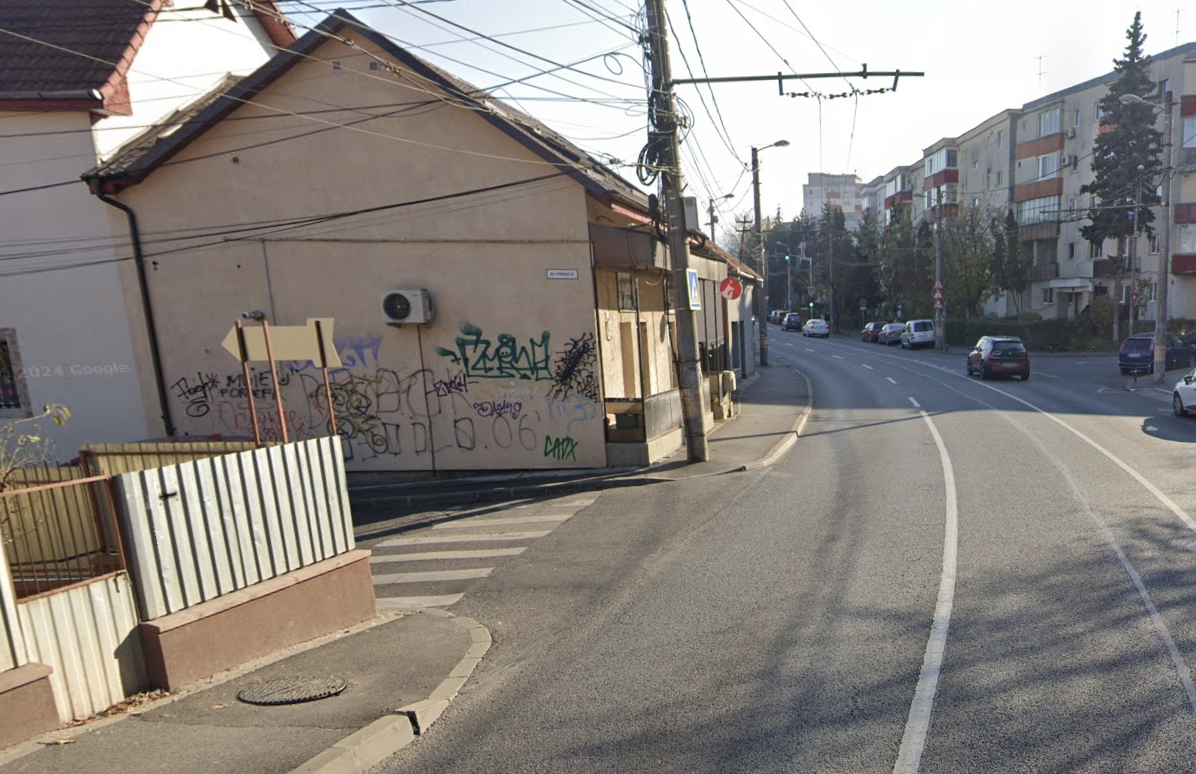 capcana rutiera in aproape unea gradinitei din cluj vizibilitate nula dupa curba pietonii sunt obligati sa ocolasca vehiculele blocate pe trecerea de pietoni