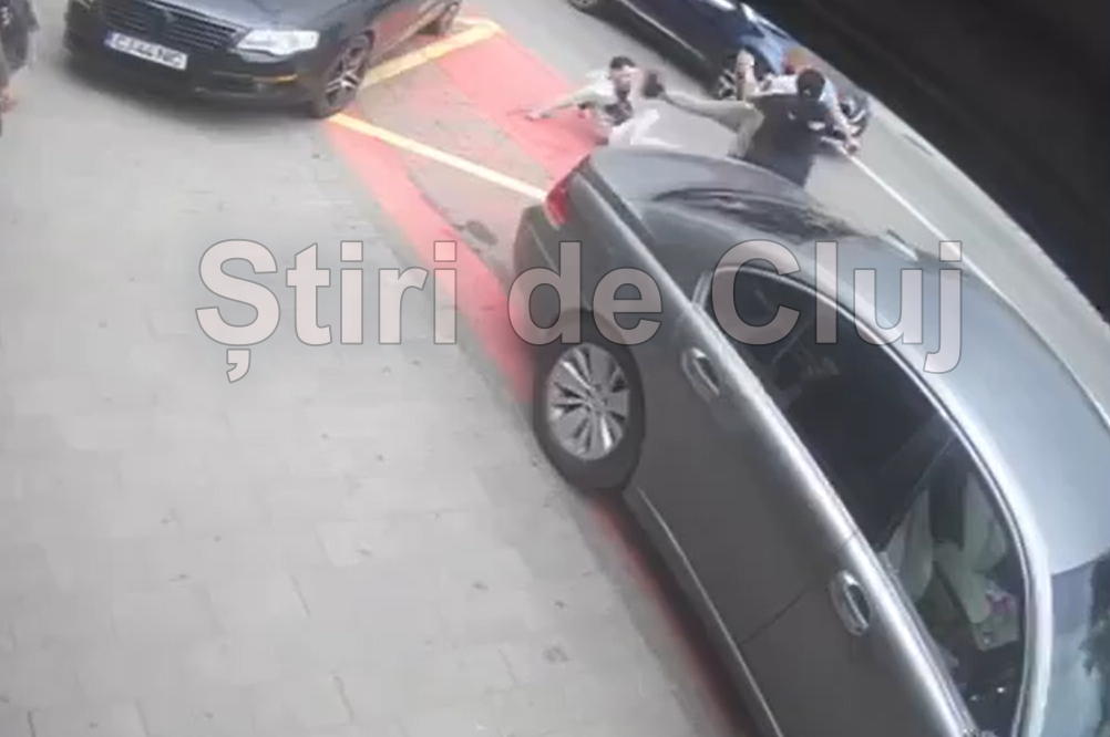 exclusiv video socant bataie violenta pe strada in plina zi clujean mi a frant nasul si arcada cu o cutie metalica ma lovit in fata desi era si politisitul local prezent