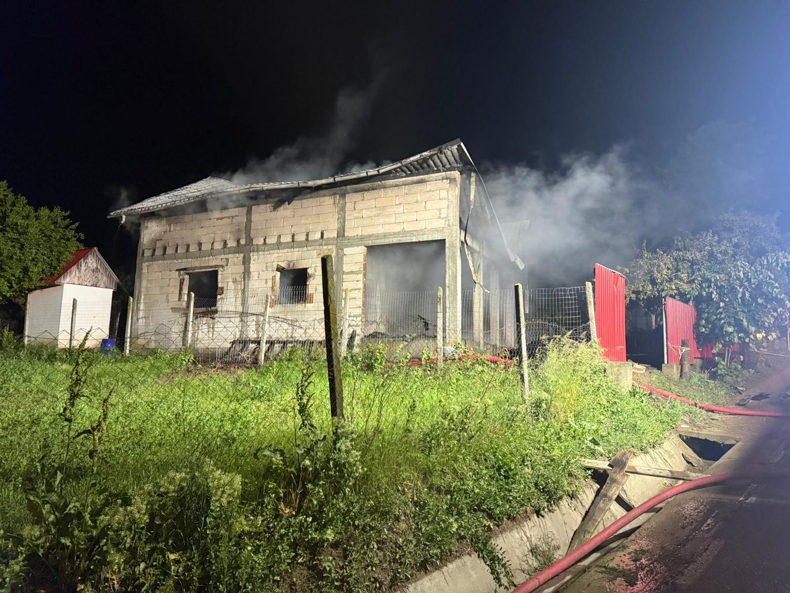 Incendiu devastator în Galați după ce o casă a fost lovită de un fulger 2 incendiu devastator in galati dupa ce o casa a fost lovita de un fulger